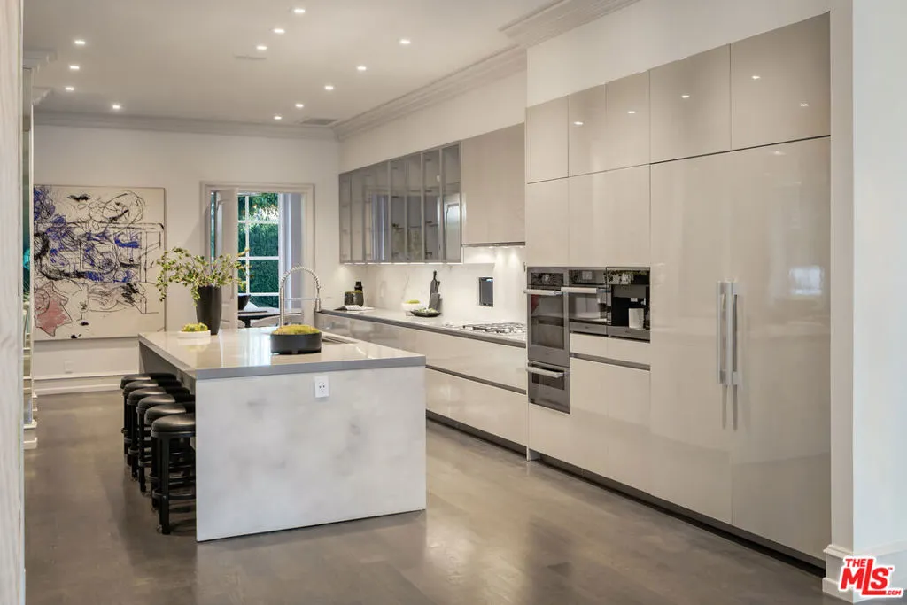 917 N Crescent Drive, Beverly Hills, California 90210 home-pic-13